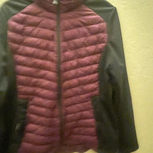 32 Degrees Women's Two-Tone Quilted Puffer Jacket - Burgundy and Black - Picture 4 of 7